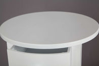 Bianco lucido del tavolino da salotto rotondo di legno bianco dell'appartamento finito con il cassetto