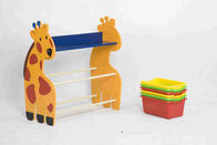 La forma della giraffa scherza l'organizzatore di stoccaggio del giocattolo, scaffale di plastica dei silos di immagazzinamento del giocattolo