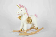 Unicorno di legno del cavallo a dondolo dei giocattoli del bambino bianco per l'animale farcito Seat dell'alto scaffale